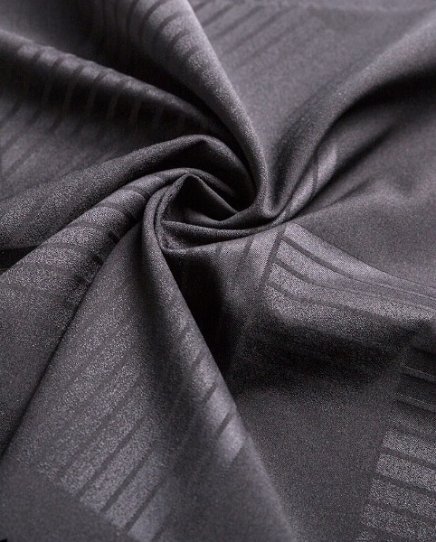 Peran apa yang dimainkan oleh lungsin dan benang pakan dalam keseluruhan struktur kain tenun?